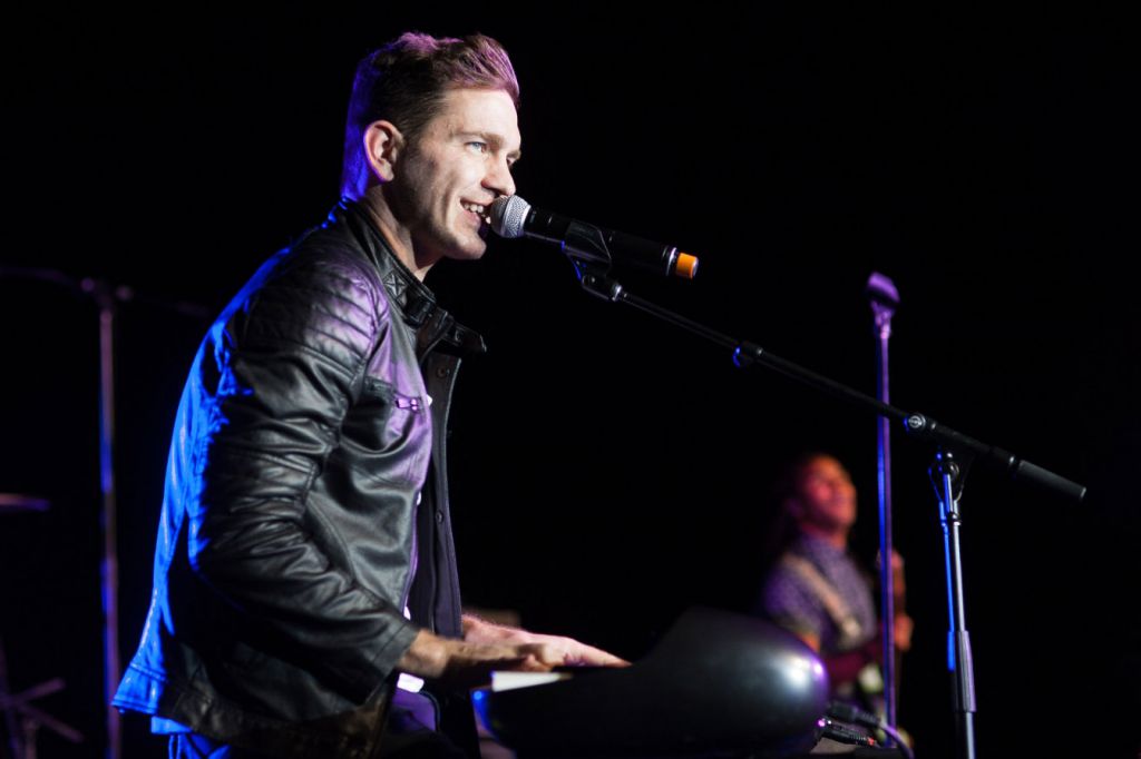 American Singer-Songwriter Andy Grammer performs at private Chicago fundraiser event photography by Merlo Media
