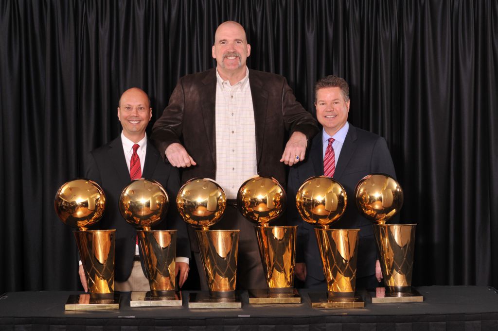 Chicago Bulls Bill Wennington poses with guests who get signed 8x10 photo printed onsite